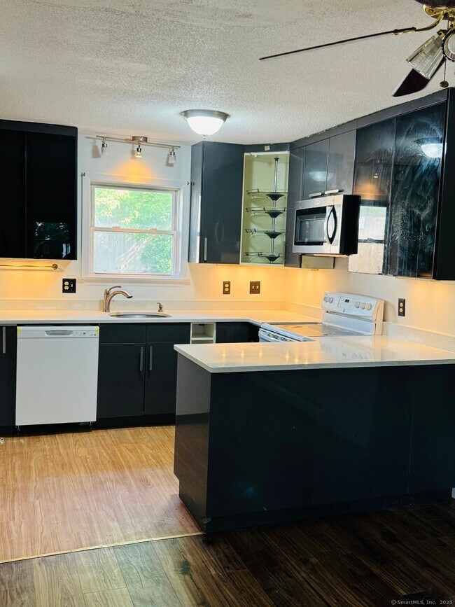 374 Halley Ave in Fairfield, CT - Building Photo - Building Photo