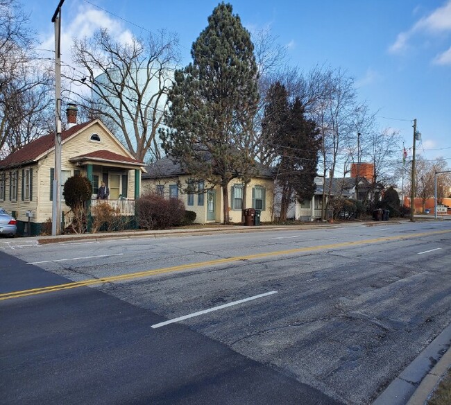 9008-9018 N Gross Point Rd in Skokie, IL - Building Photo - Primary Photo