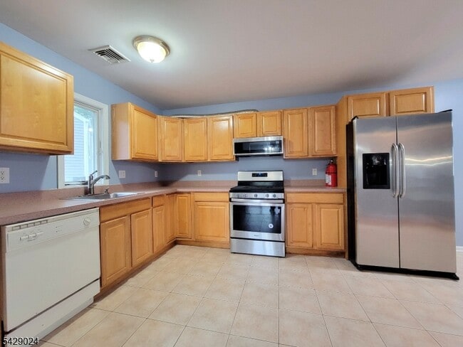 154 Norwood Ave in Lodi, NJ - Building Photo - Building Photo