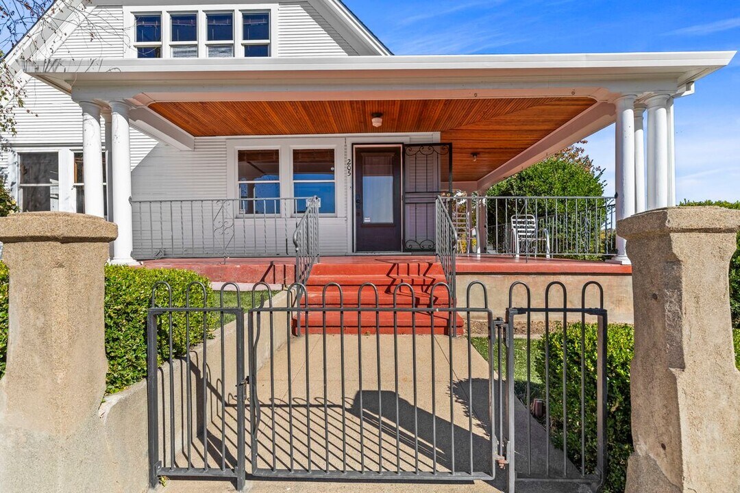 205 Court St in Jackson, CA - Building Photo