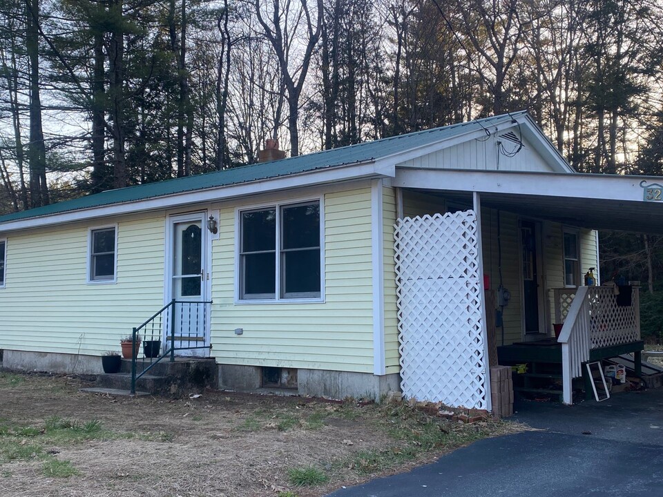 32 Bowker St in Claremont, NH - Foto de edificio