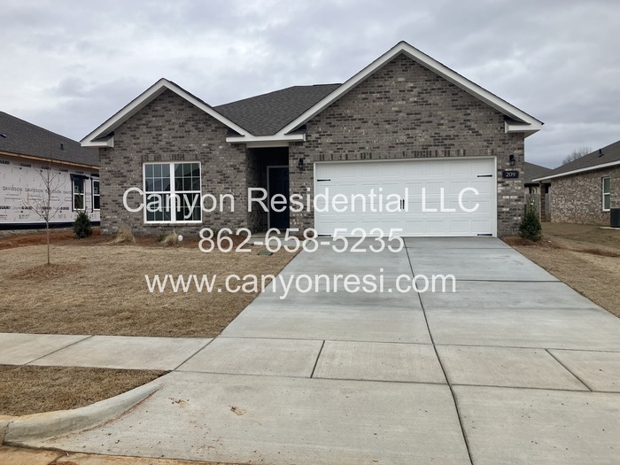 209 Pine Is Ave in Toney, AL - Building Photo