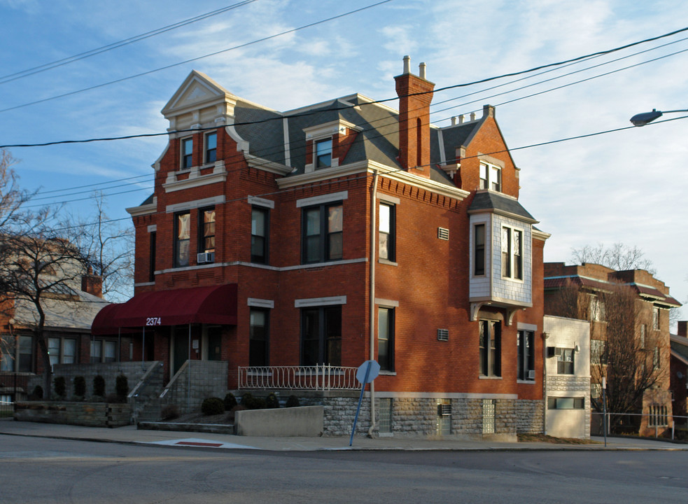 2374 Kemper Ln in Cincinnati, OH - Foto de edificio