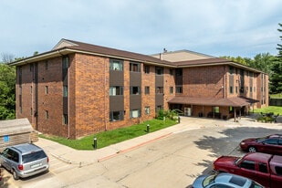 Oak Park Manor in Des Moines, IA - Building Photo