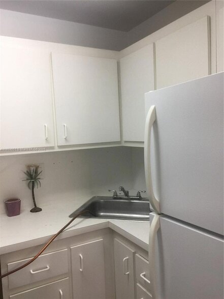 9229 SW 87th Ave, Unit D7 in Miami, FL - Building Photo