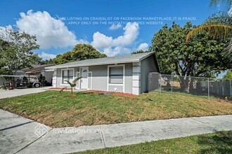 5825 Ithaca Cir W in Greenacres, FL - Foto de edificio - Building Photo