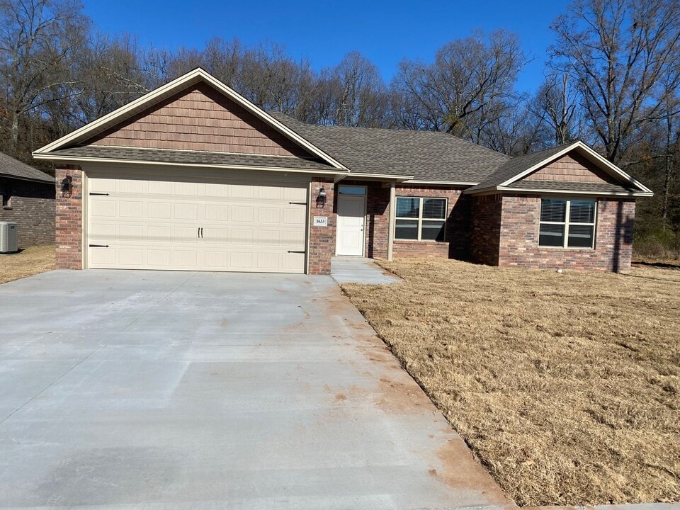 1633 E 8th St in Russellville, AR - Building Photo
