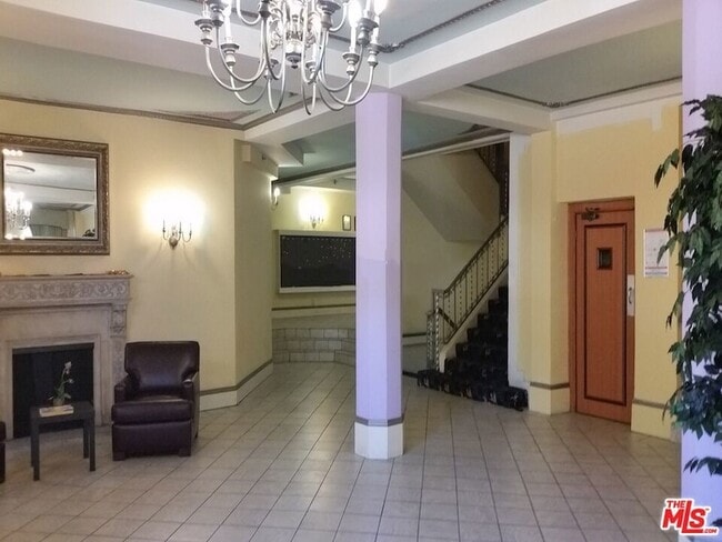 5640 Franklin Ave in Los Angeles, CA - Building Photo - Building Photo