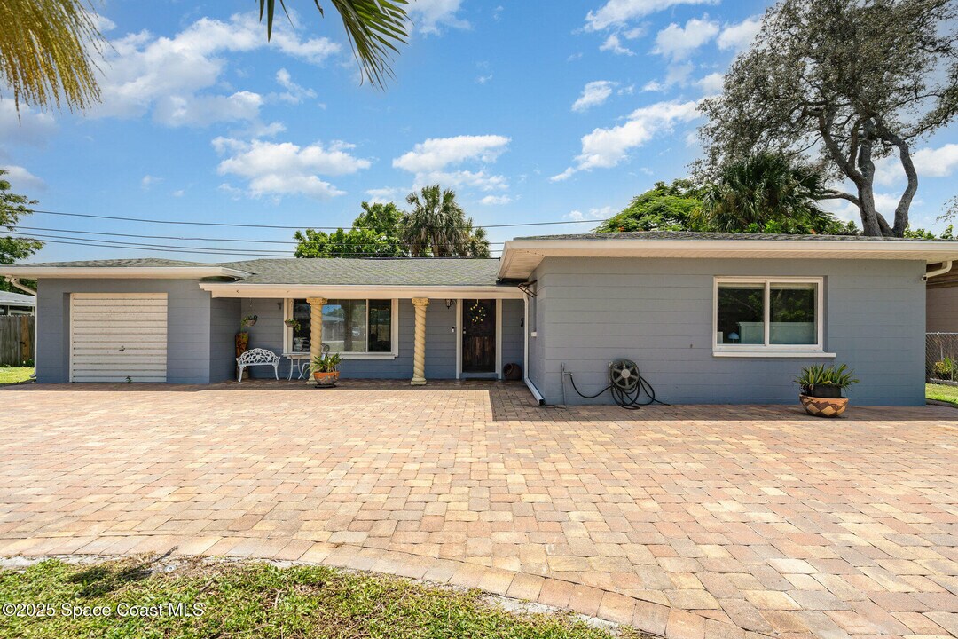 305 Sharon Dr in Melbourne, FL - Building Photo