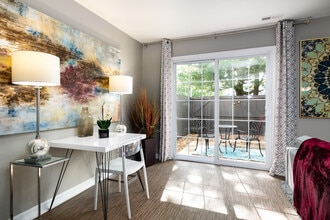 Arlington Apartments in Creve Coeur, MO - Building Photo - Interior Photo