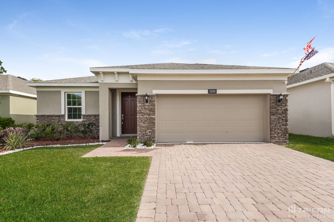 3200 Wauseon Dr in St. Cloud, FL - Building Photo