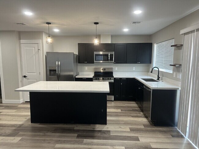 2526 E Broadway Rd in Phoenix, AZ - Building Photo - Building Photo