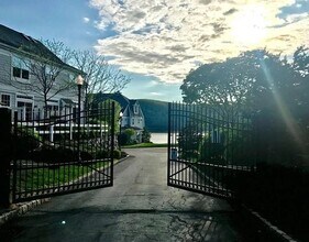 213 Riverview Dr in Poughkeepsie, NY - Building Photo - Building Photo