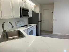 10 Pyrola Ln in San Carlos, CA - Building Photo - Building Photo