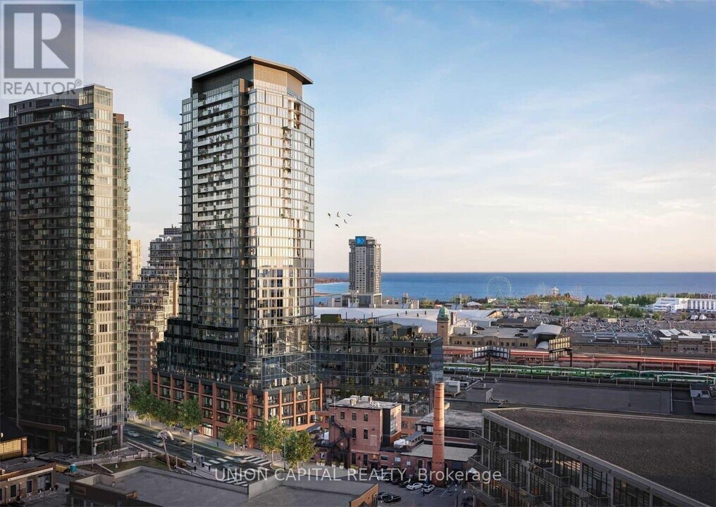 135-135 E Liberty St in Toronto, ON - Building Photo