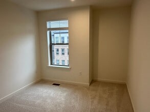 20973 Bluebird Sq in Sterling, VA - Foto de edificio - Building Photo