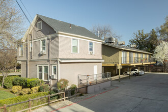 HUGE 4 BEDROOM Townhome! in Chico, CA - Foto de edificio - Building Photo