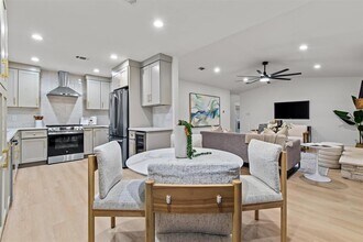 5102 Summerset Trail in Austin, TX - Building Photo - Building Photo