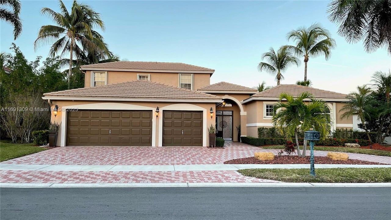 2488 Eagle Run Dr in Weston, FL - Building Photo