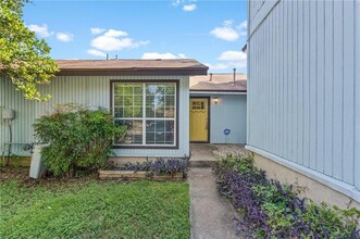 4819 Misty Slope Ln in Austin, TX - Foto de edificio - Building Photo