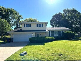 825 Carol Ave in Elgin, IL - Building Photo
