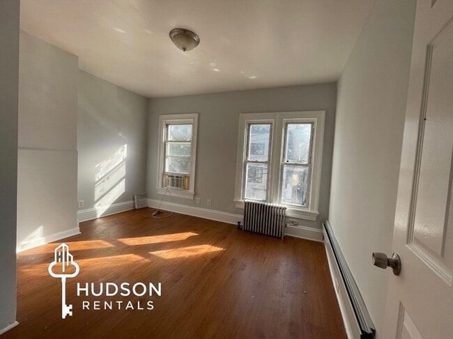 56 Jewett Ave, Unit 3 in Jersey City, NJ - Building Photo - Building Photo