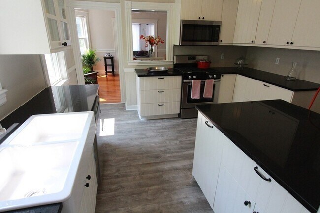 13 Woodland St in Belmont, MA - Building Photo - Building Photo