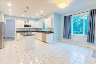 558 Highlands Dr in Canton Township, MI - Building Photo - Building Photo