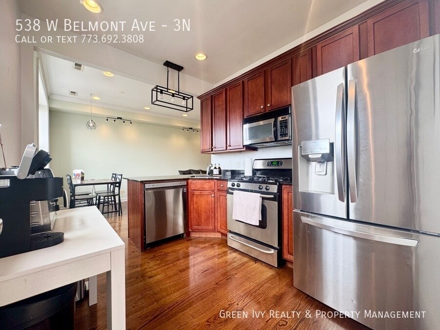 538 W Belmont Ave in Chicago, IL - Building Photo