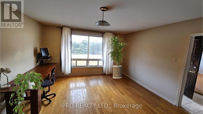 3215 Parkerhill Rd in Mississauga, ON - Building Photo - Building Photo