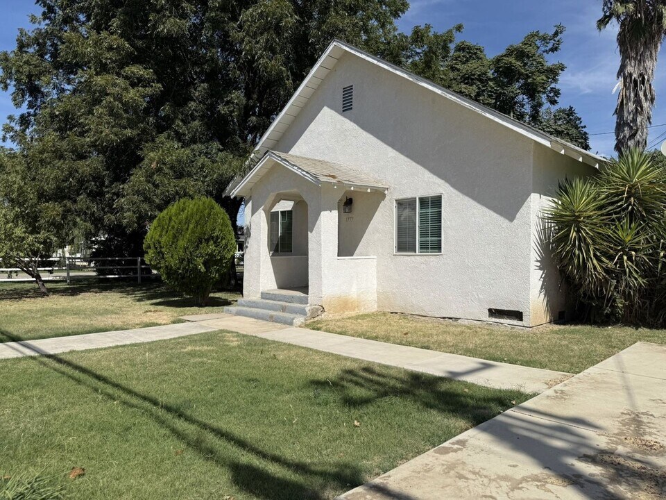 1777 Stretch Rd in Merced, CA - Building Photo