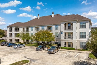 Paramount at Cedar Lodge in Baton Rouge, LA - Foto de edificio - Building Photo