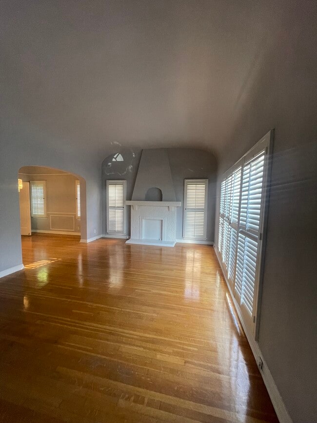 6331 Lindenhurst Ave in West Hollywood, CA - Building Photo - Building Photo