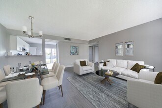 Piper Village West in West Palm Beach, FL - Building Photo - Building Photo