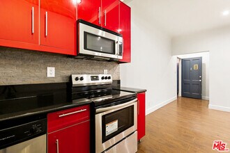 7229 Willoughby Ave in Los Angeles, CA - Building Photo - Building Photo