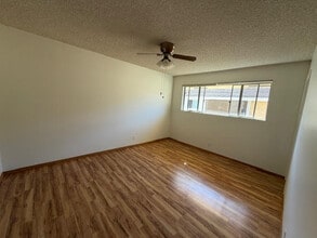 4800 Williamsburg Ln, Unit 225 in La Mesa, CA - Building Photo - Building Photo