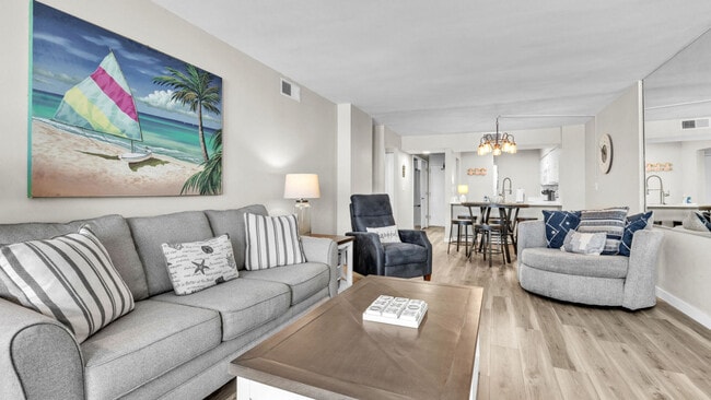 7205 Thomas Dr in Panama City Beach, FL - Foto de edificio - Building Photo