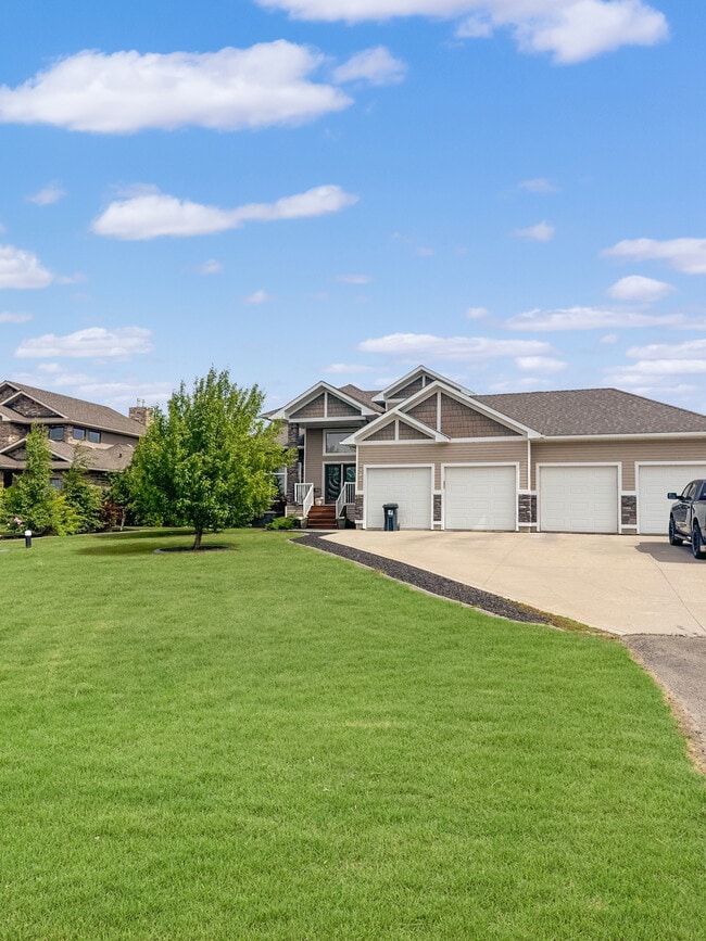 7904 Carriage Ln Dr in Grande Prairie, AB - Building Photo - Building Photo