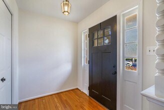 7481 Jayhawk St in Annandale, VA - Foto de edificio - Building Photo