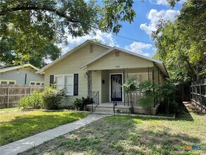 588 S Castell Ave in New Braunfels, TX - Building Photo - Building Photo