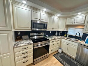 8921 S Hollybrook Blvd in Pembroke Pines, FL - Foto de edificio - Building Photo