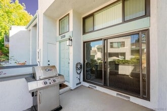3330 Via Alicante in San Diego, CA - Foto de edificio - Building Photo