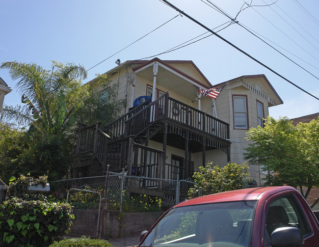 1327 Flora St in Crockett, CA - Building Photo - Building Photo