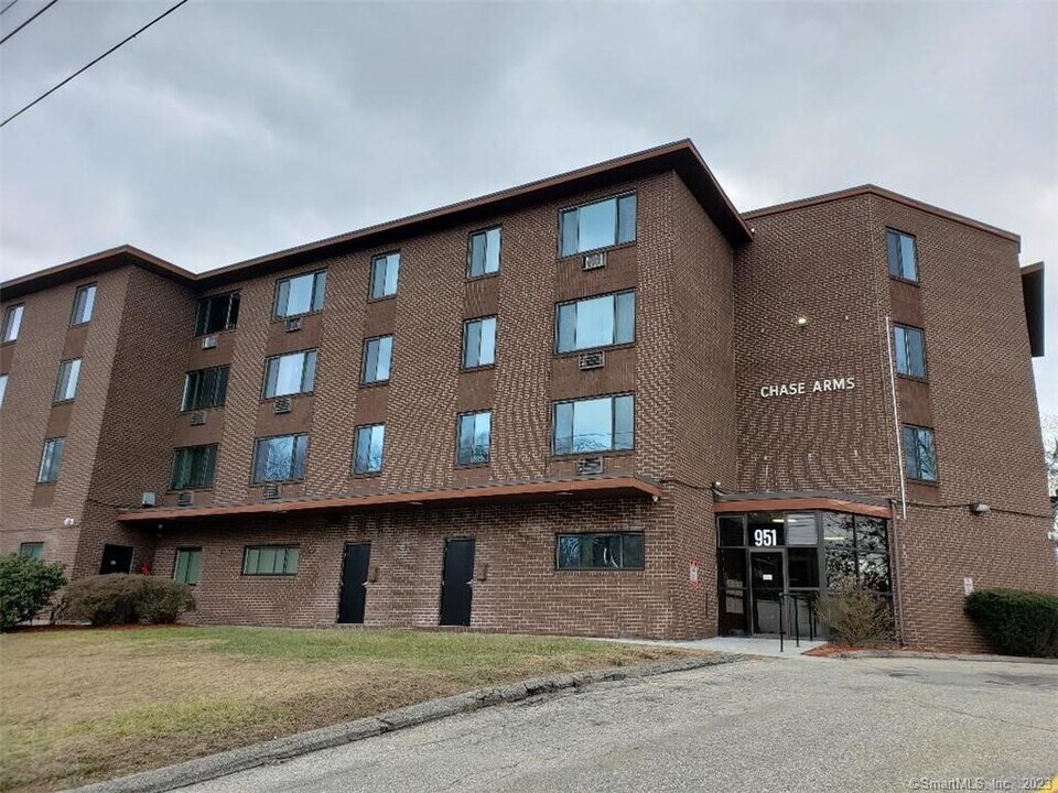 951 Chase Pkwy in Waterbury, CT - Building Photo