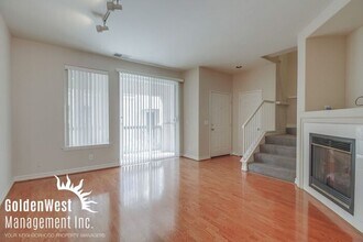 974 Camino De La Reina in San Diego, CA - Foto de edificio - Building Photo