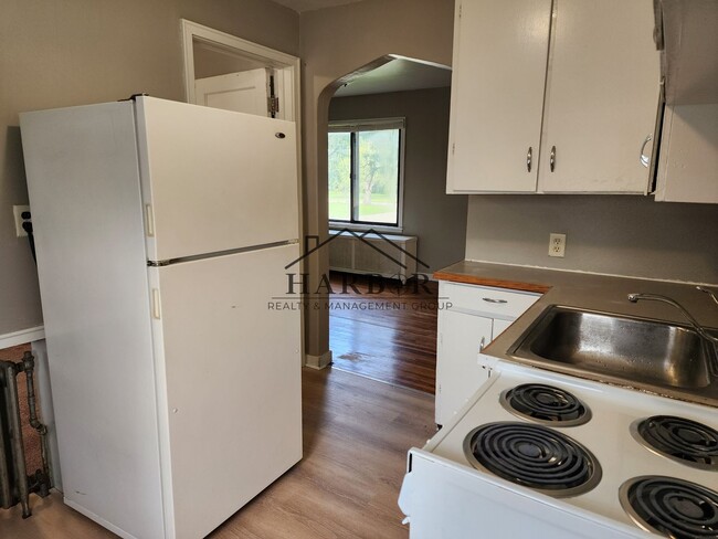 property at 806 15th St NE