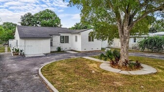 201 S Biscayne River Dr in Miami, FL - Building Photo