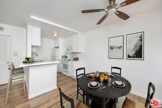 12801 Moorpark St in Los Angeles, CA - Building Photo - Building Photo