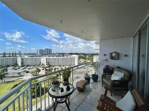 18031 Biscayne Blvd in Aventura, FL - Building Photo - Building Photo