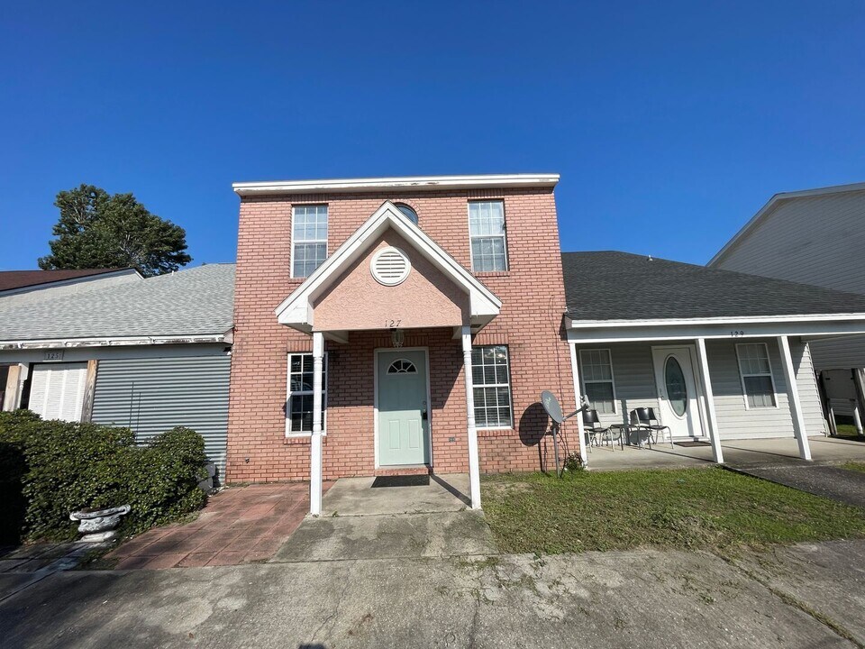 127 Parker Village Cir in Panama City, FL - Building Photo